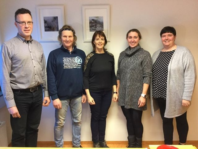 Sr. Magnús Magnússon fulltrúi kirkjunnar, Skúli Einarsson, Ólöf Ólafsdóttir, Sveinbjörg Pétursdóttir varafulltrúi RKÍ og Jenný Þórkatla Magnúsdóttir fulltrúi fjölskyldusviðs Húnaþings vestra. Aðsend mynd.