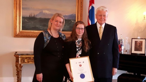 Hanna Dóra Björnsdóttir, Ása Sóley Ásgeirsdóttir og Ólafur Ragnar Grímsson. Ljósm./Varmahlíðarskóli.